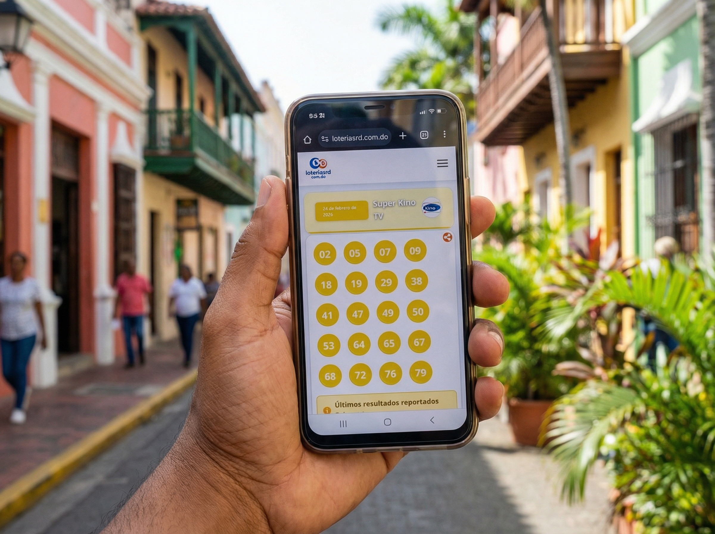 Persona verificando ticket de Super Kino TV en su celular