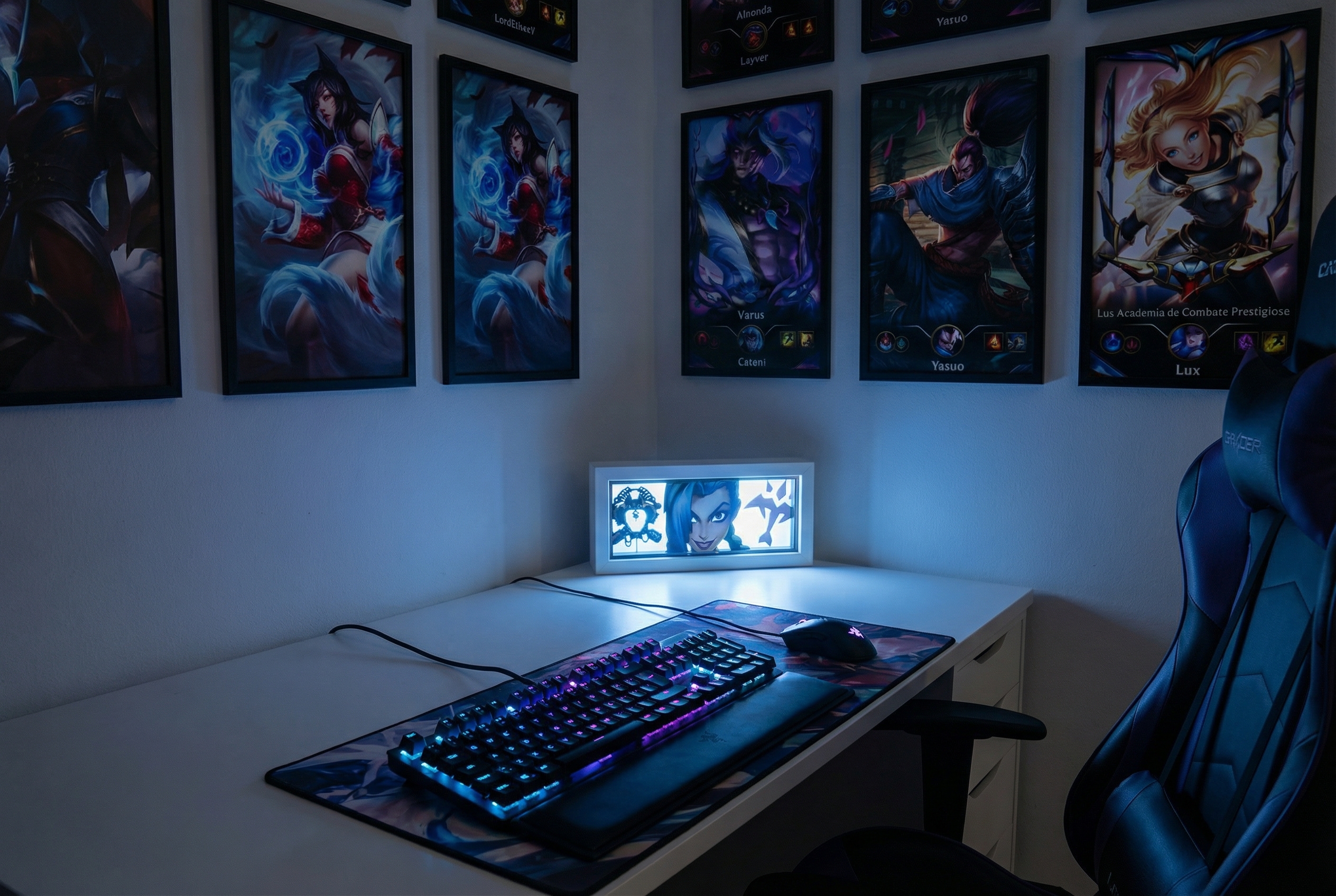 Setup gamer con decoración de League of Legends