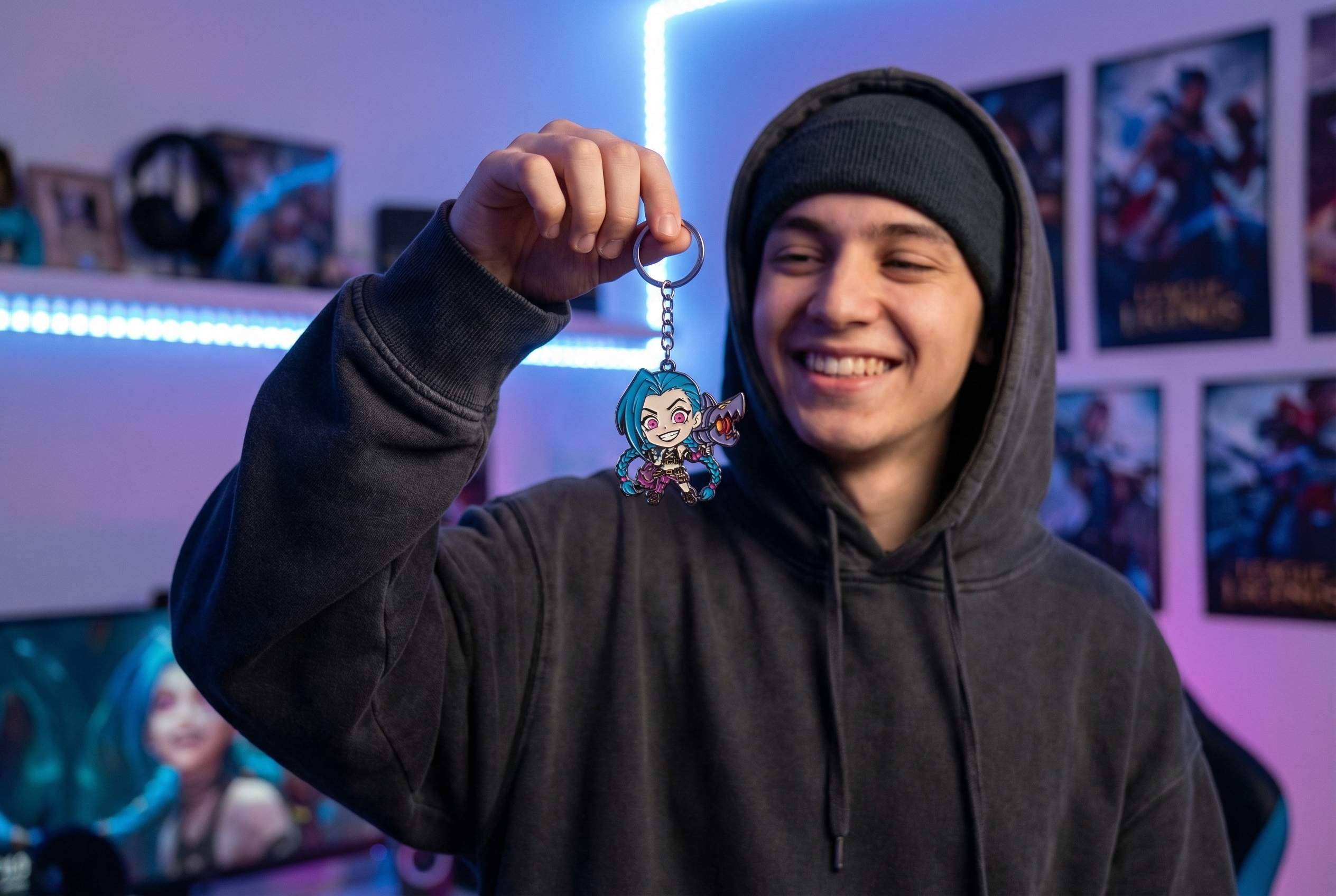 Joven gamer feliz con regalo LoL económico