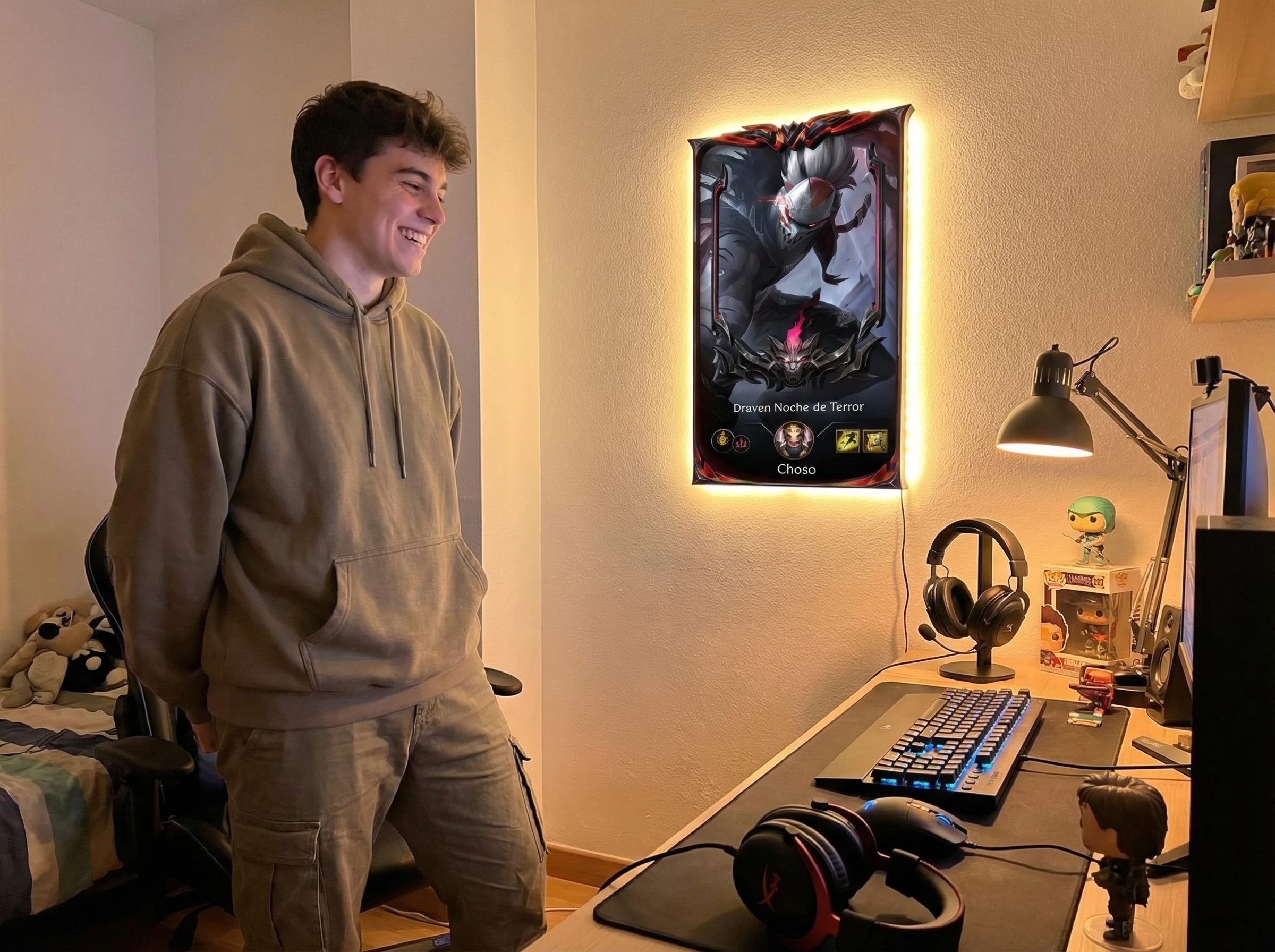 Joven gamer feliz con su cuadro de League of Legends