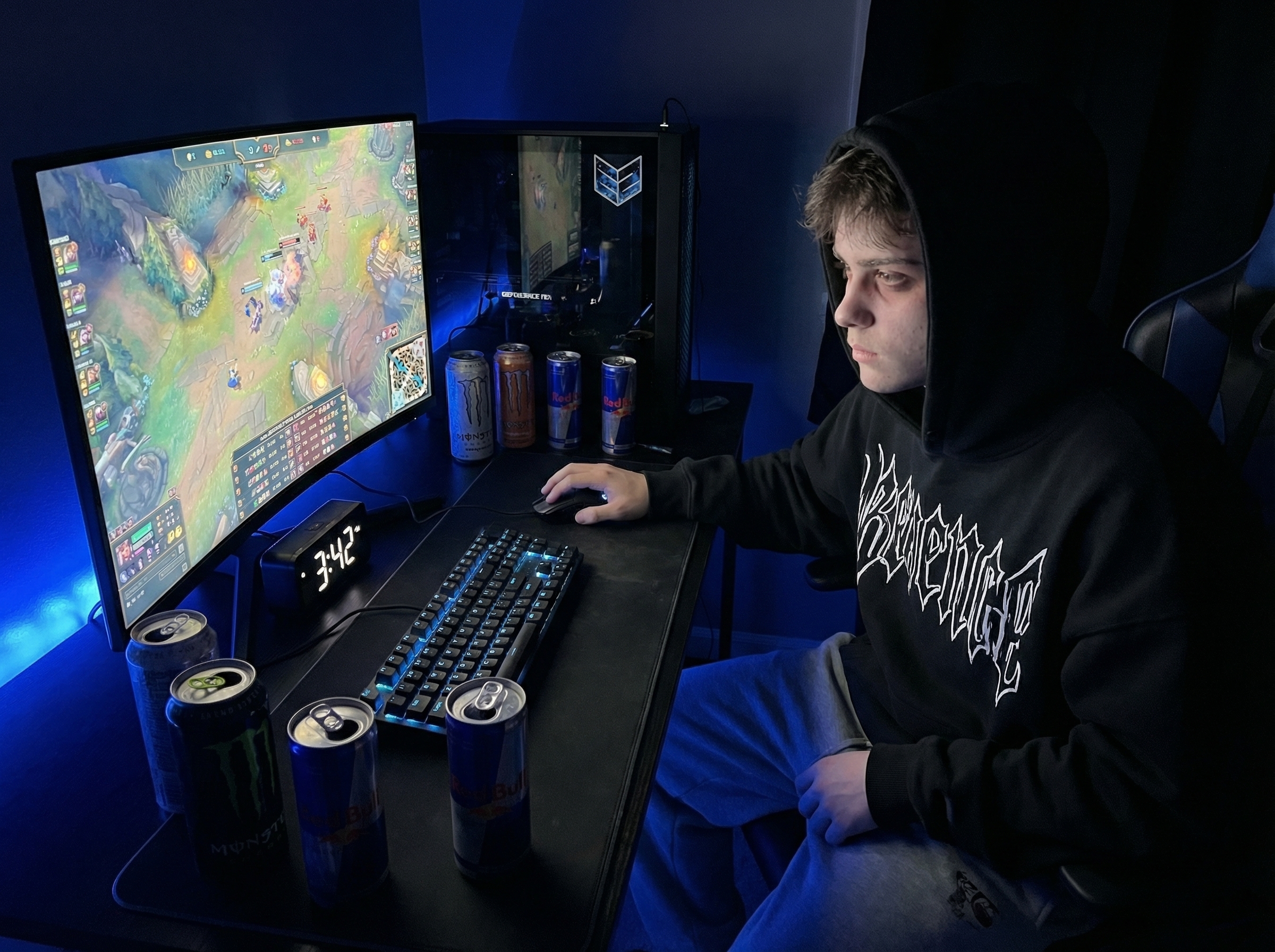 Joven gamer cansado pero determinado subiendo de nivel en LoL