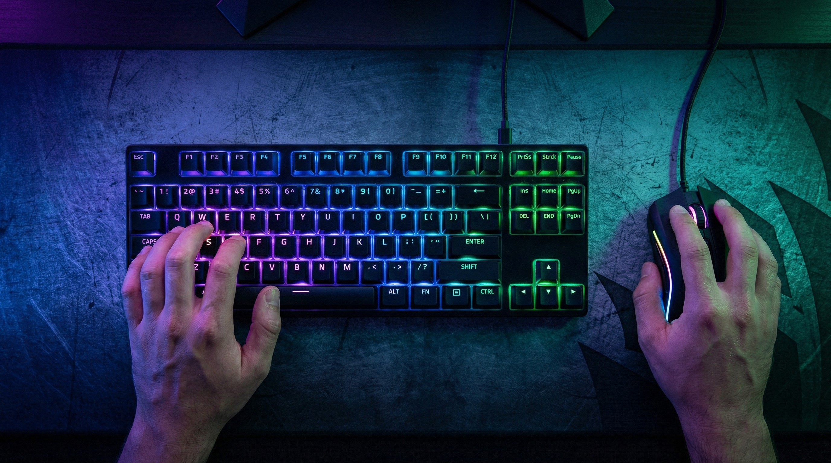 Manos de un jugador profesional de LoL sobre teclado y mouse, listo para competir