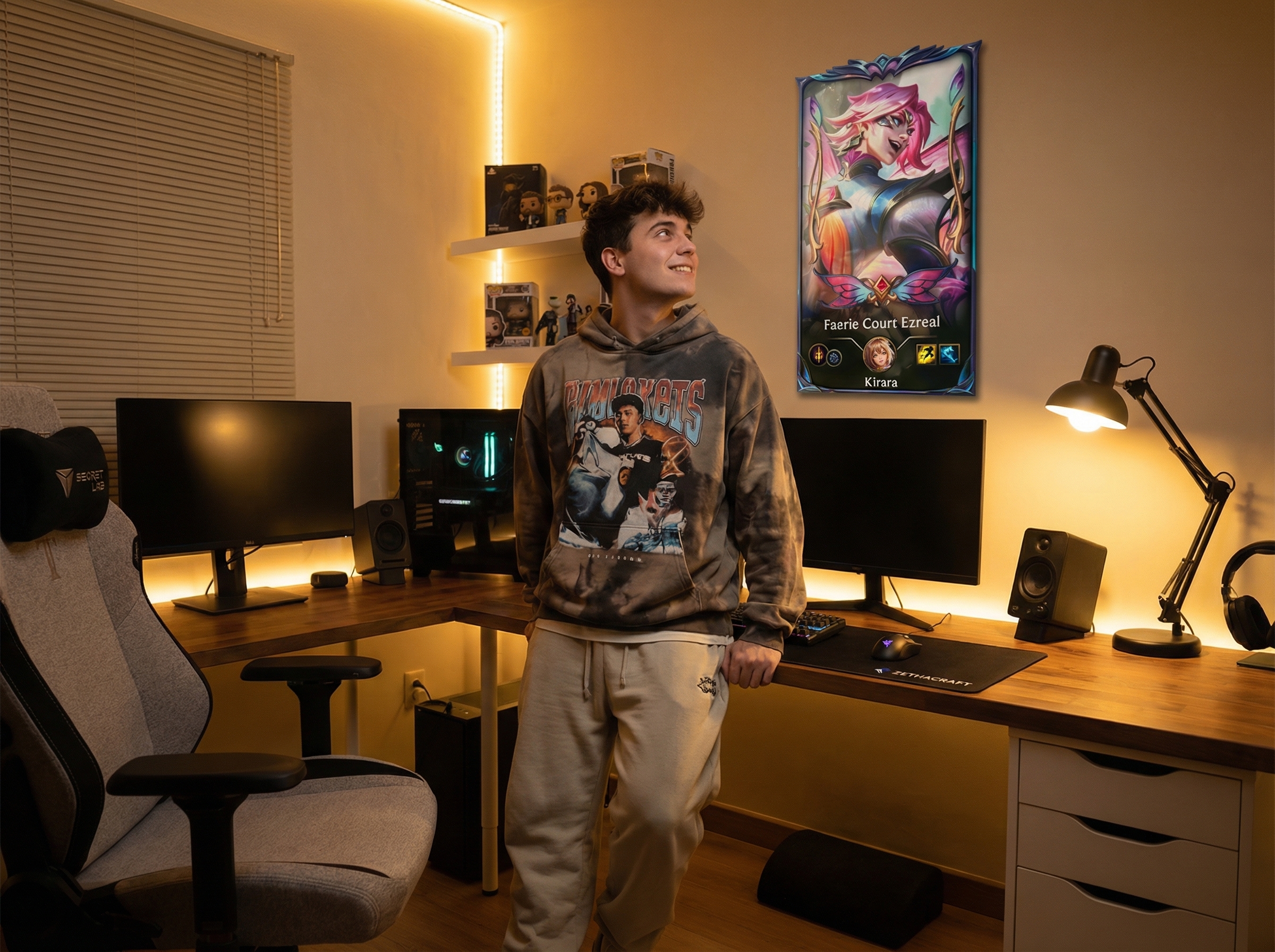 Joven gamer mirando un cuadro personalizado de League of Legends con satisfacción